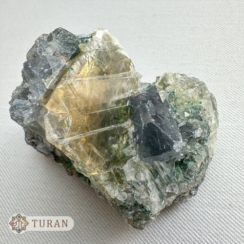 سنگ راف سلستین تک بلور کبود با همرشدی ژیپس طلایی و مالاکیت 89 گرم