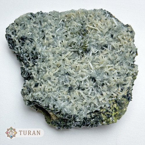 سنگ راف اپیدوت با همرشدی کوارتز سوزنی طبیعی و کلکسیونی 780 گرم