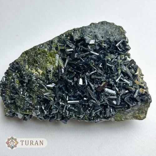 سنگ راف اپیدوت طبیعی و کلکسیونی 668 گرم