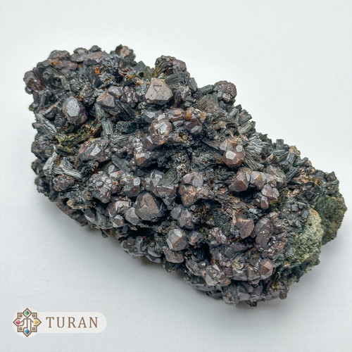 سنگ راف گارنت اسپسارتین بر روی هدنبرژیت طبیعی 774 گرم