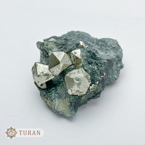 کانی پیریت ضلع دار روی بستر نمونه خاص و کلکسیونی طبیعی 228 گرم