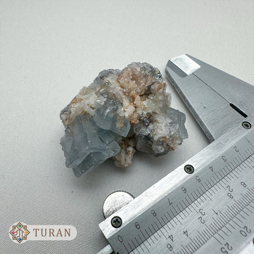 کانی فلوریت کیوبیک آبی با همرشدی کوارتز 30 گرم