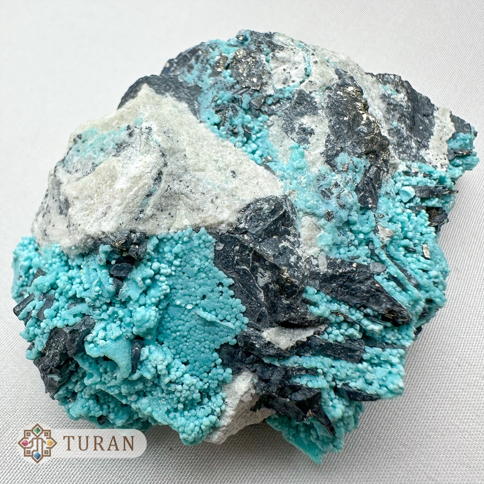 سنگ فیروزه بوتروئیدال با همرشدی کلسیت و پیریت  105 گرم