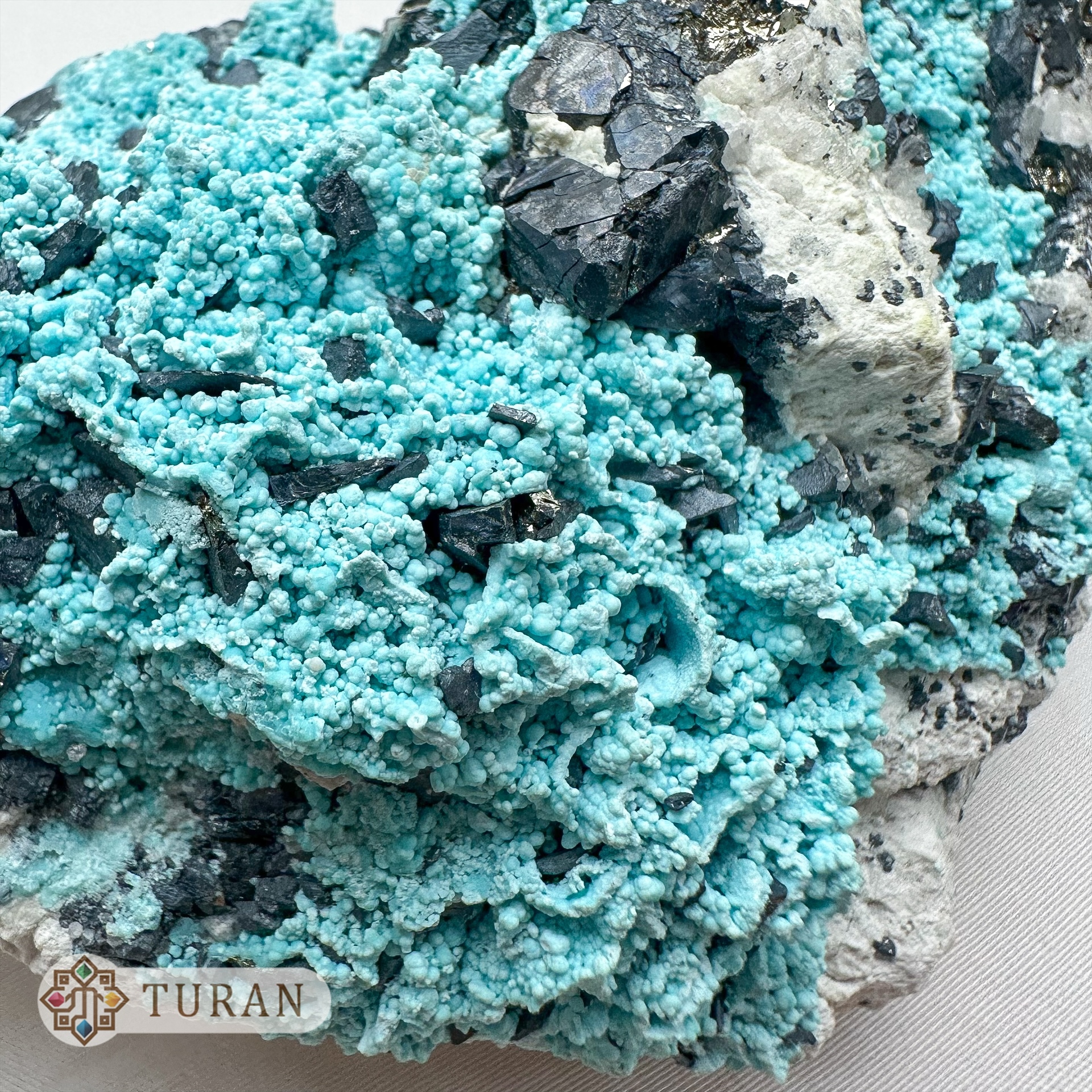 سنگ فیروزه بوتروئیدال با همرشدی کلسیت و پیریت  370 گرم