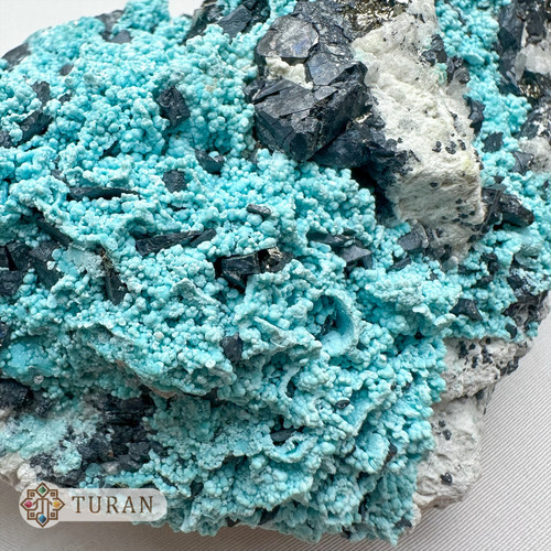 سنگ فیروزه بوتروئیدال با همرشدی کلسیت و پیریت 370 گرم