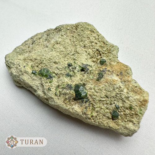 سنگ گارنت دمانتوئید طبیعی و لکسیونی بر روی بستر 91 گرم