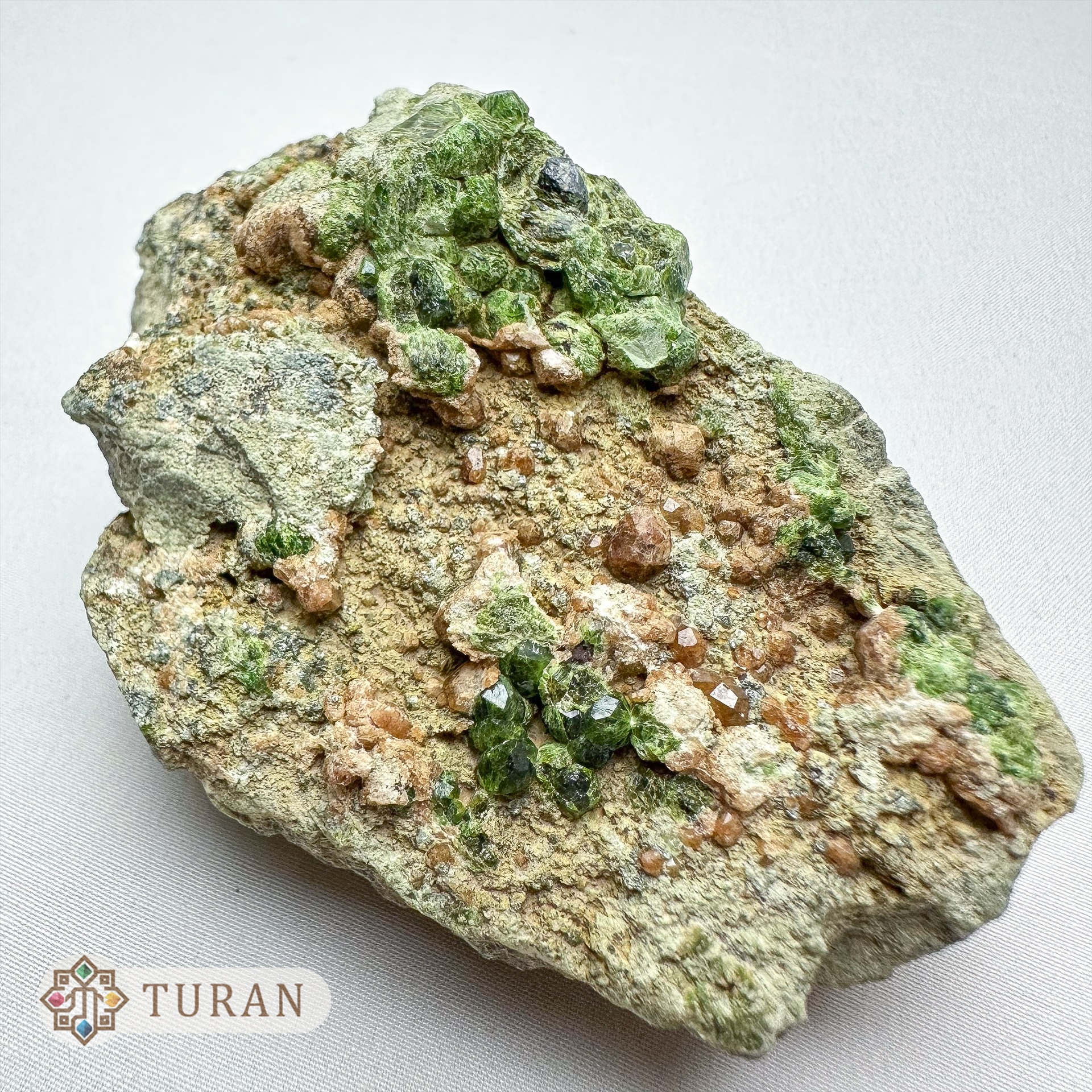 سنگ گارنت دمانتوئید و آندرادیت بر روی بستر طبیعی و کلکسیونی 250 گرم