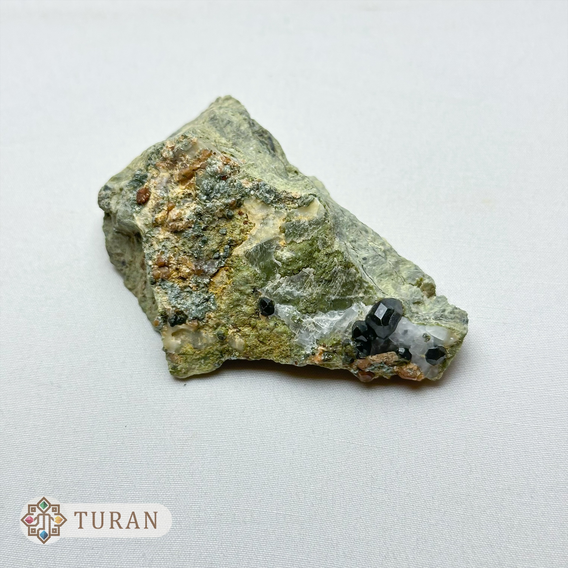 سنگ گارنت دمانتوئید بر روی بستر طبیعی و کلکسیونی 89 گرم