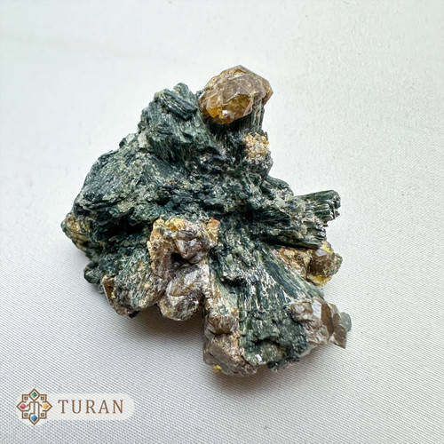 گارنت توپازولیت بر روی بستر هدنبرژیت کلکسیونی کمیاب 39 گرم
