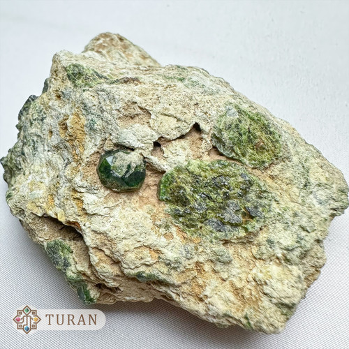 سنگ گارنت دمانتوئید طبیعی بر روی بستر 170 گرم