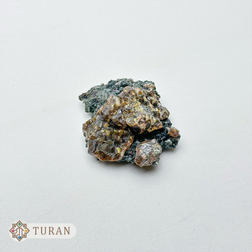 گارنت توپازولیت بر روی بستر هدنبرژیت کلکسیونی کمیاب 55 گرم