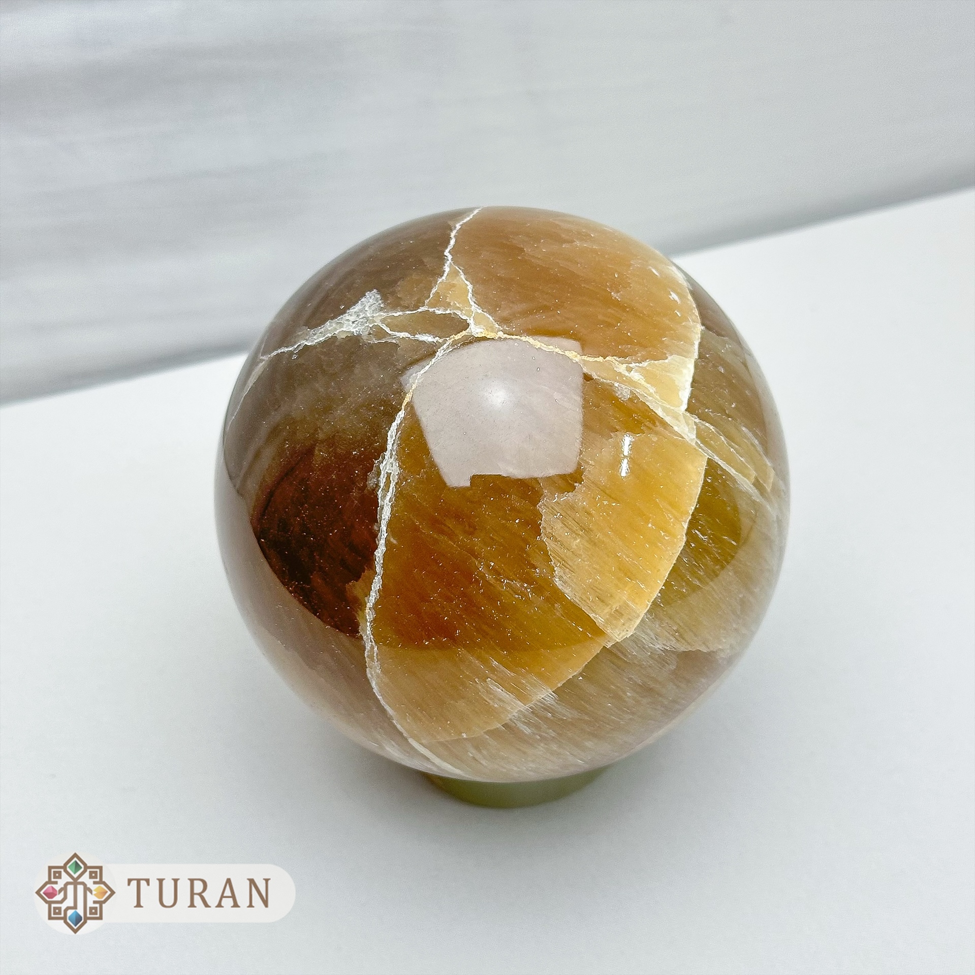 گوی آراگونیت کوکا با پدیده شاتویانسی طبیعی قطر ۹.۵ سانتی متر  با پایه 1544  گرم
