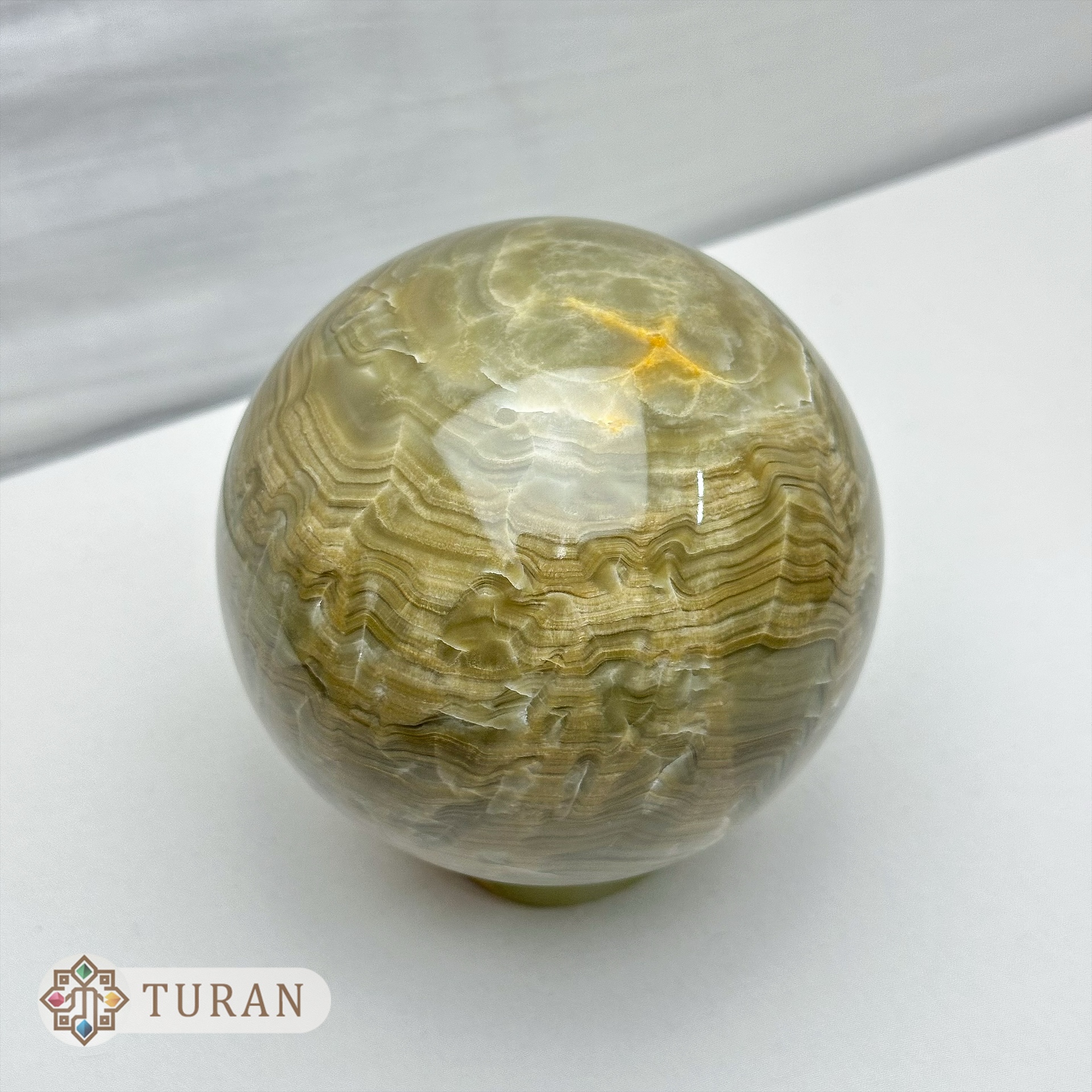 گوی سنگ مرمر زیتونی طبیعی قطر ۹.۵ سانتی متر با پایه 1417 گرم
