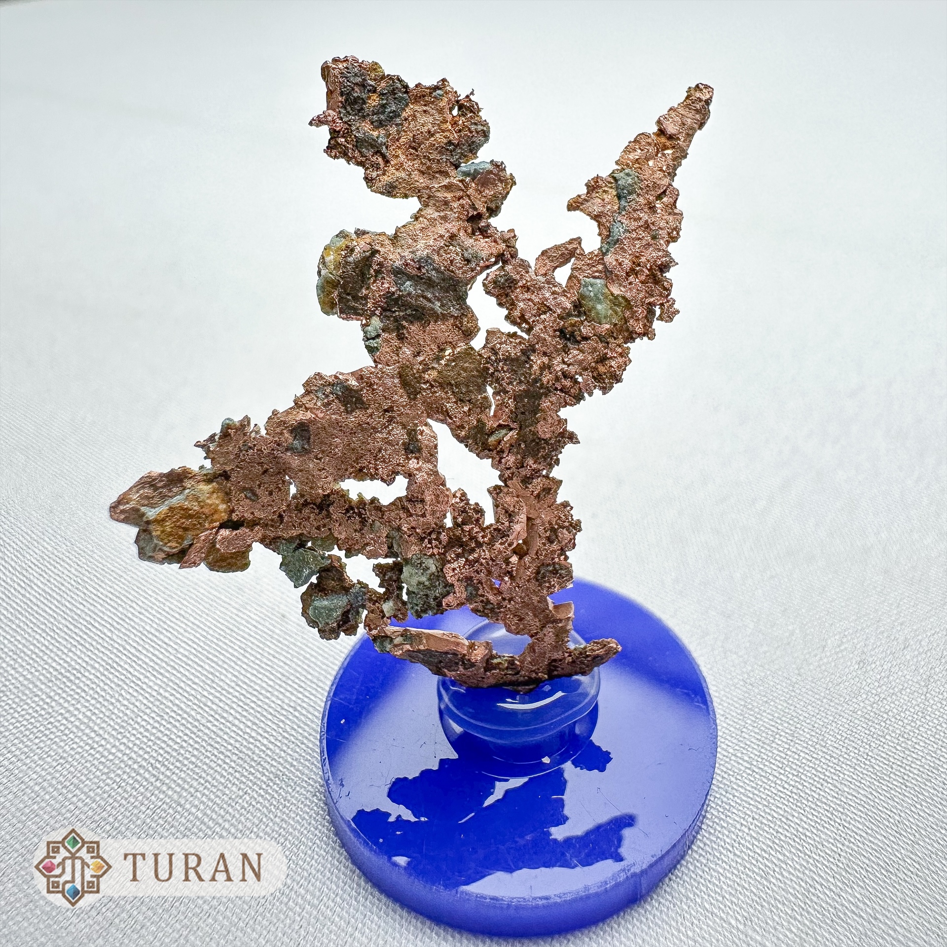 کانی مس نیتیو طبیعی با فرم رشد دندریتی با پایه کلکسیونی 1.8 گرم