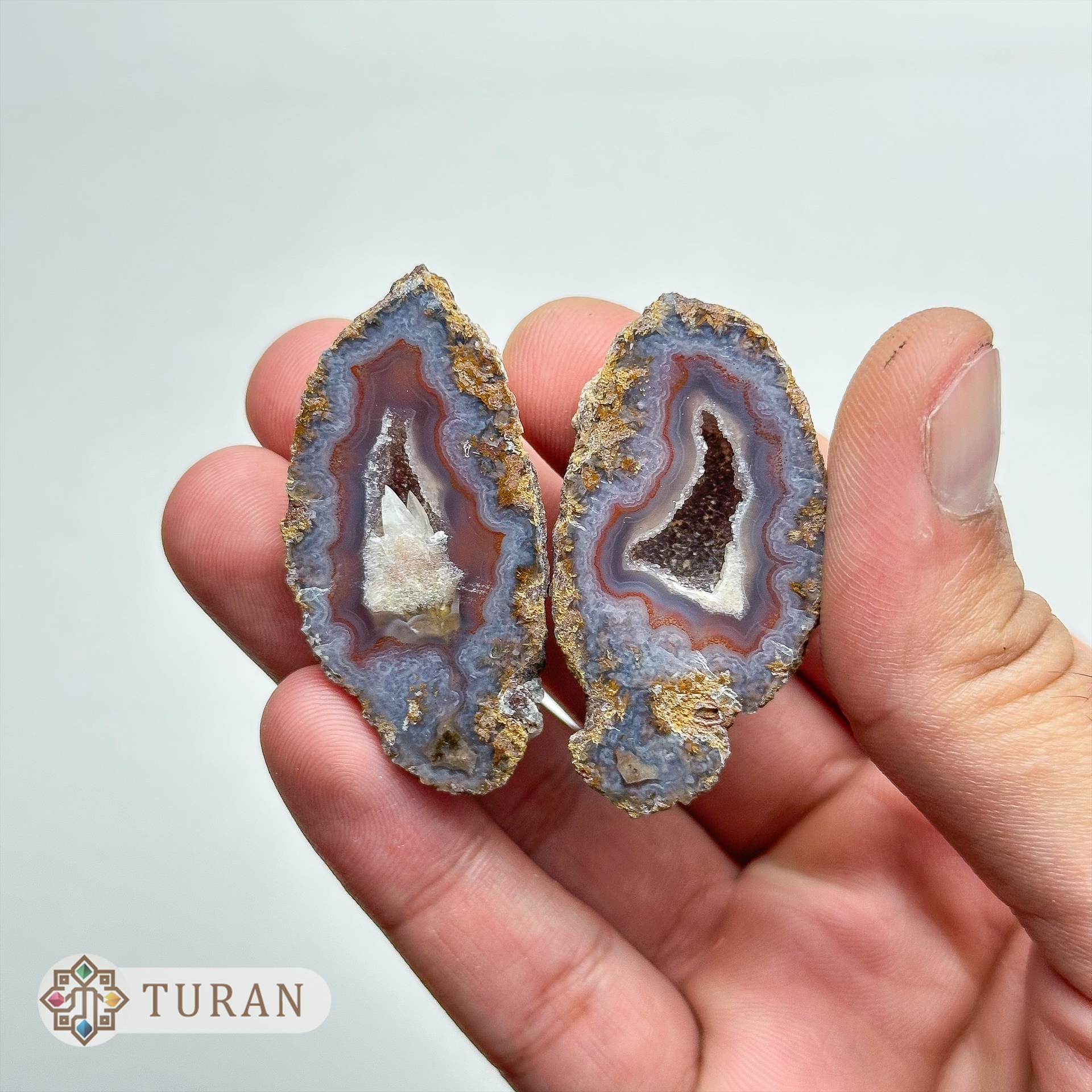 سنگ توپی عقیق سلیمانی به همراه ژئود کوارتز کلکسیونی 91 گرم